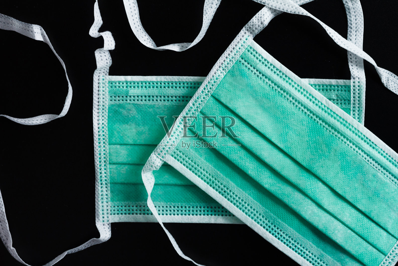 黑色背景上的两个外科口罩的细节照片摄影图片
