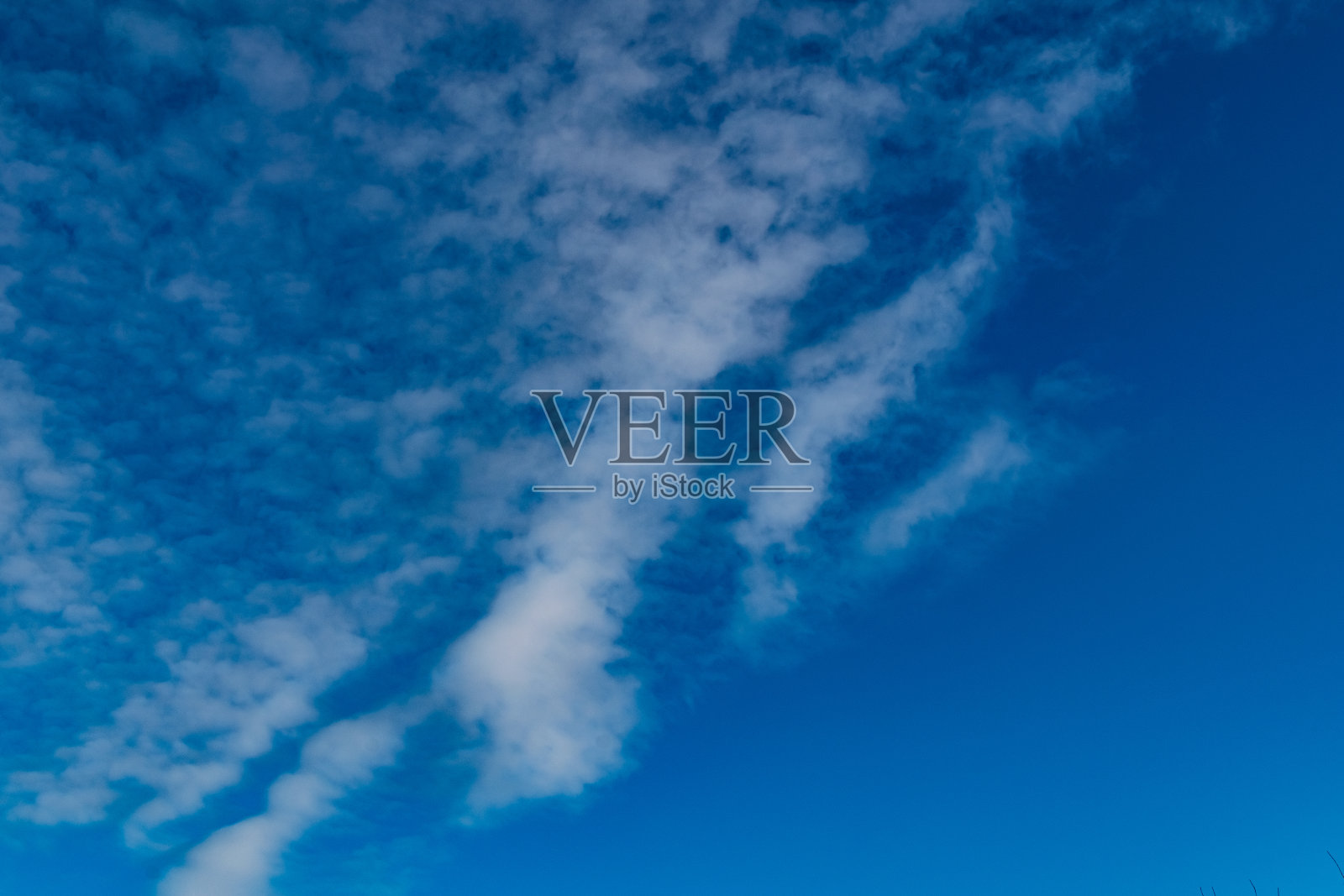 简单的蓝天和白云在凉爽的季节，清新和晴朗的一天照片摄影图片