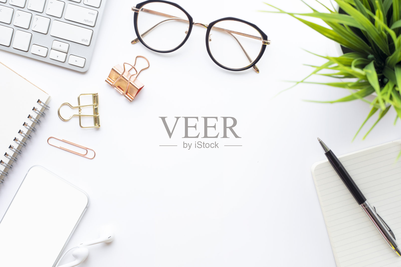 俯视图的办公桌桌子与现代配件。平面设计。商业和技术概念照片摄影图片