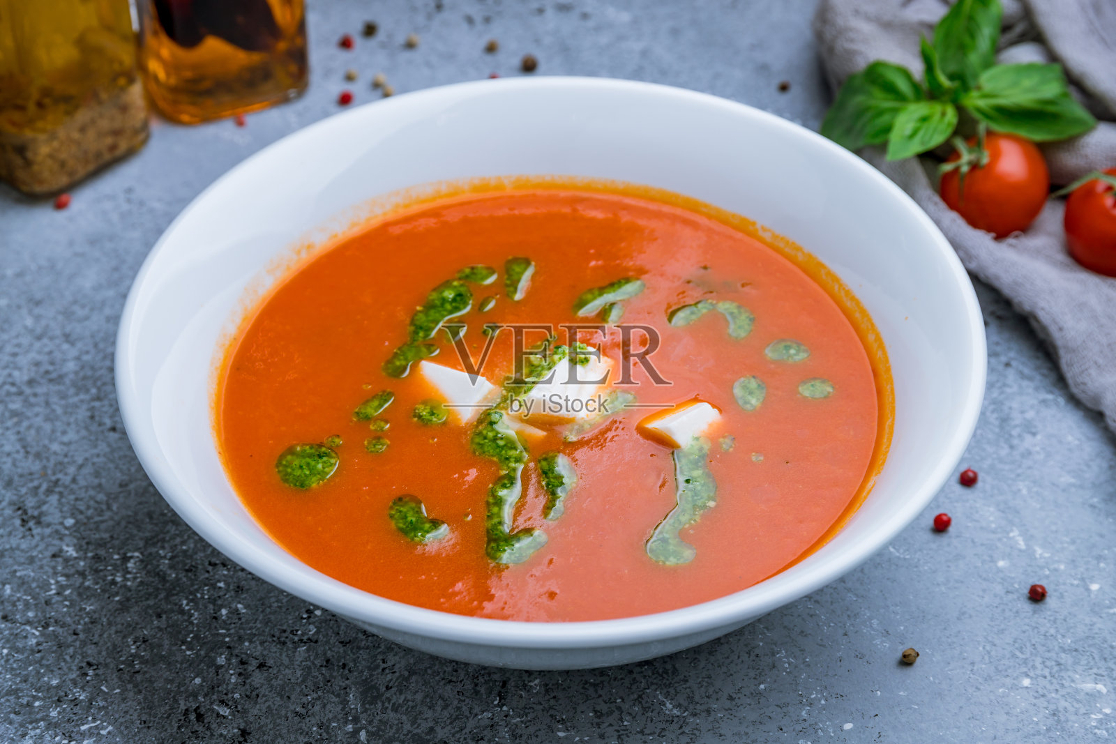 蕃茄奶油汤配莫札雷拉和香蒜沙司照片摄影图片