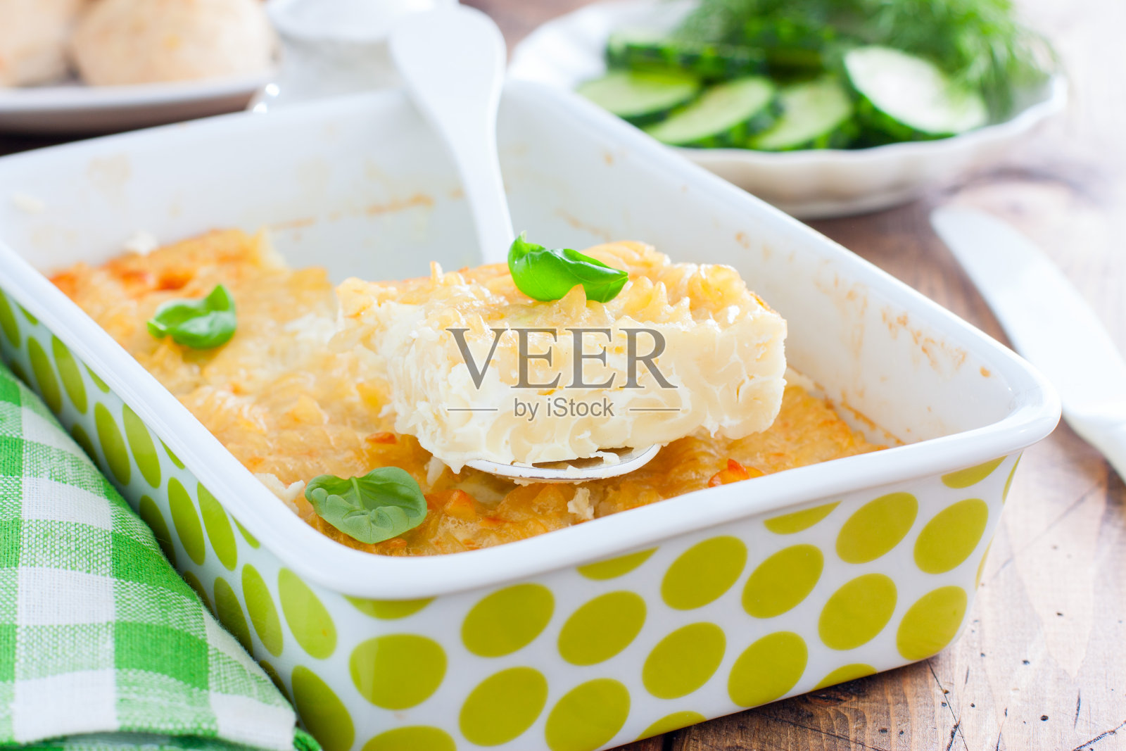 陶瓷通心粉砂锅鸡蛋，选择性聚焦照片摄影图片