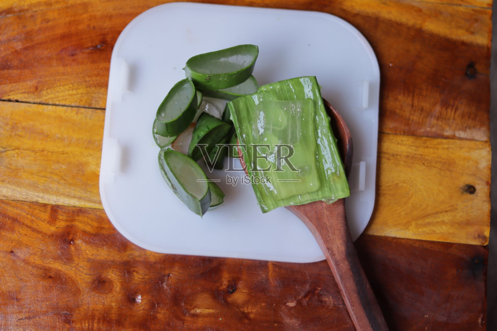 白色背景上孤立的芦荟叶子和果肉照片摄影图片