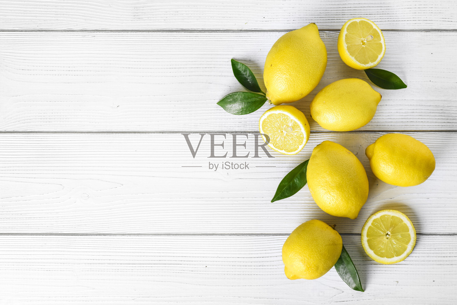 柠檬俯视图上的旧与复古的桌子。照片摄影图片