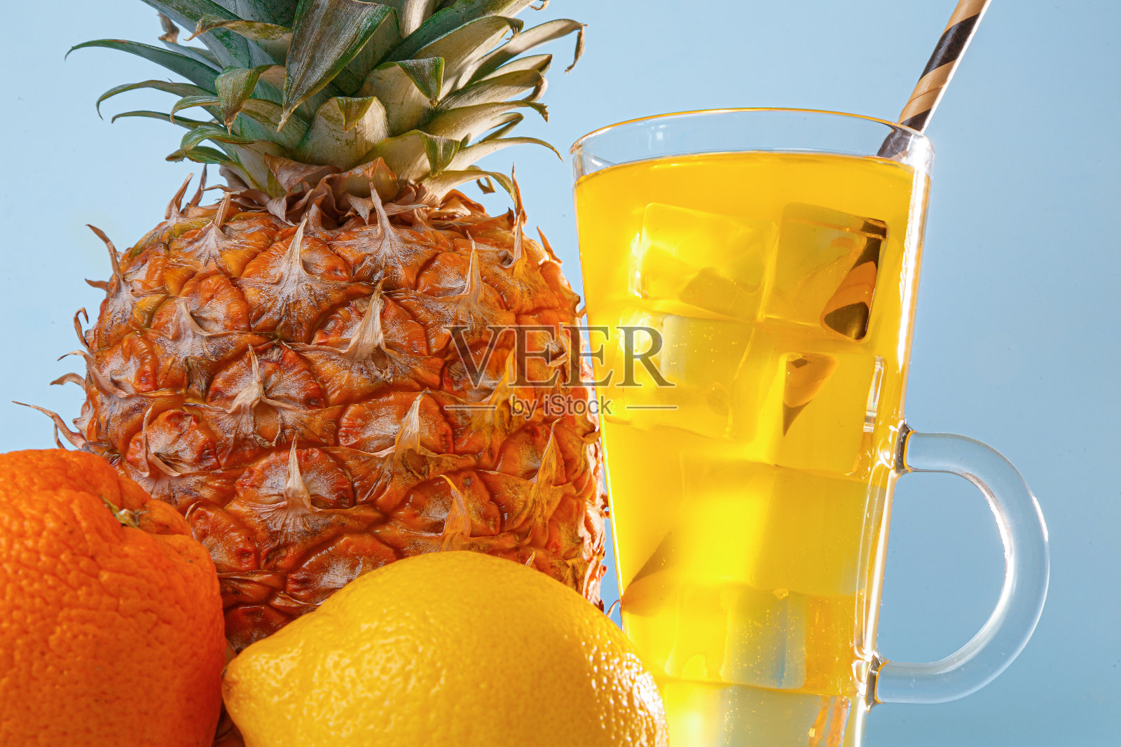 新鲜果汁加冰。照片摄影图片