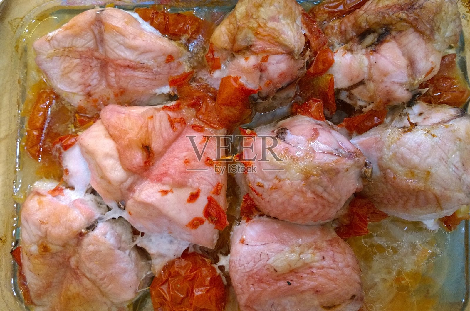 最好的烤鸡腿和番茄肉汤。烤箱里美味的自制火腿。祝你有个好胃口。脆的晚餐。健康饮食和免疫支持。简单的食谱。有益健康的食物。照片摄影图片