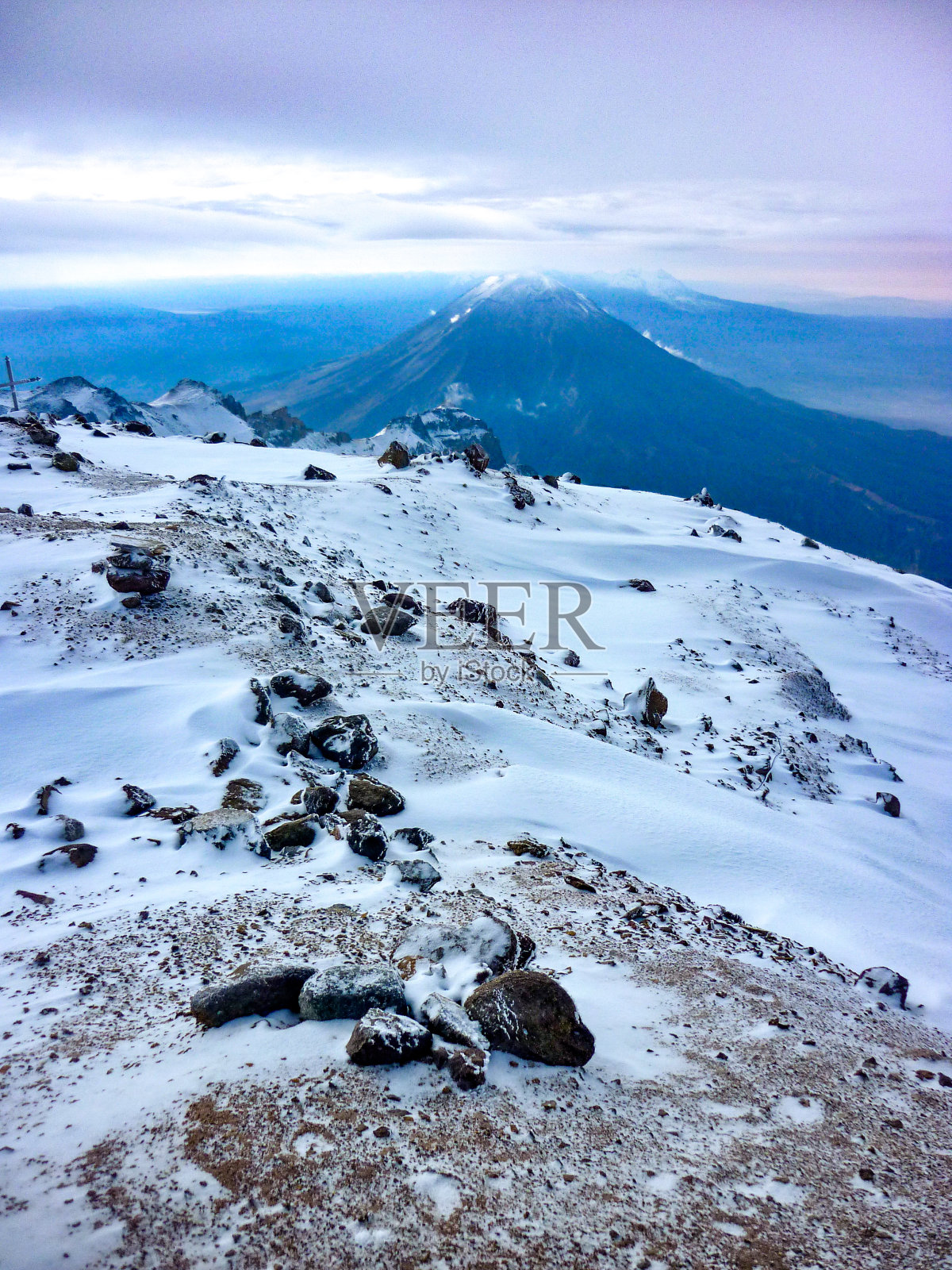 从秘鲁阿雷基帕的查查尼火山(6057米)山顶俯瞰照片摄影图片