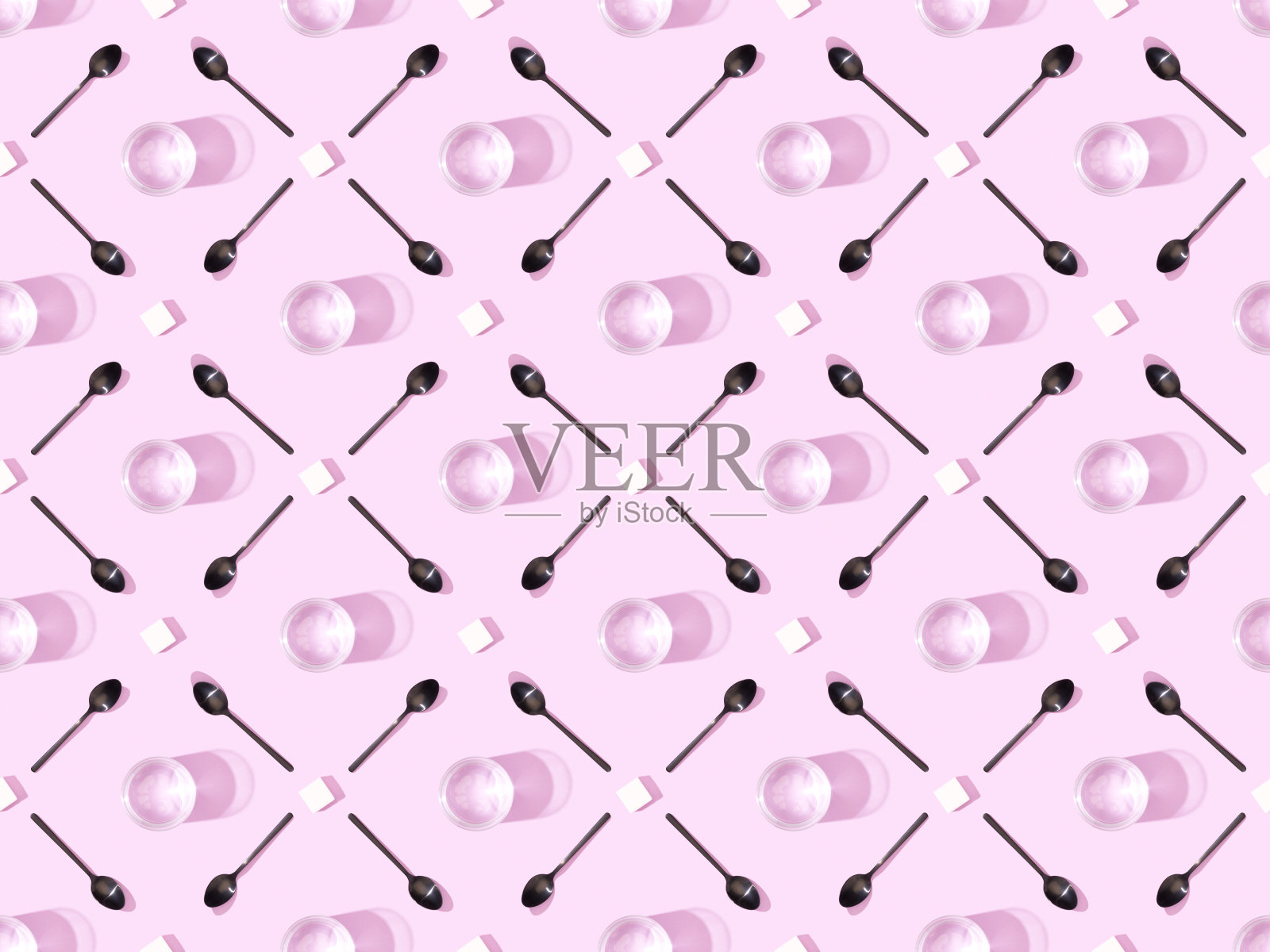 顶视图的方糖与黑色汤匙和水在粉红色，无缝的背景图案照片摄影图片