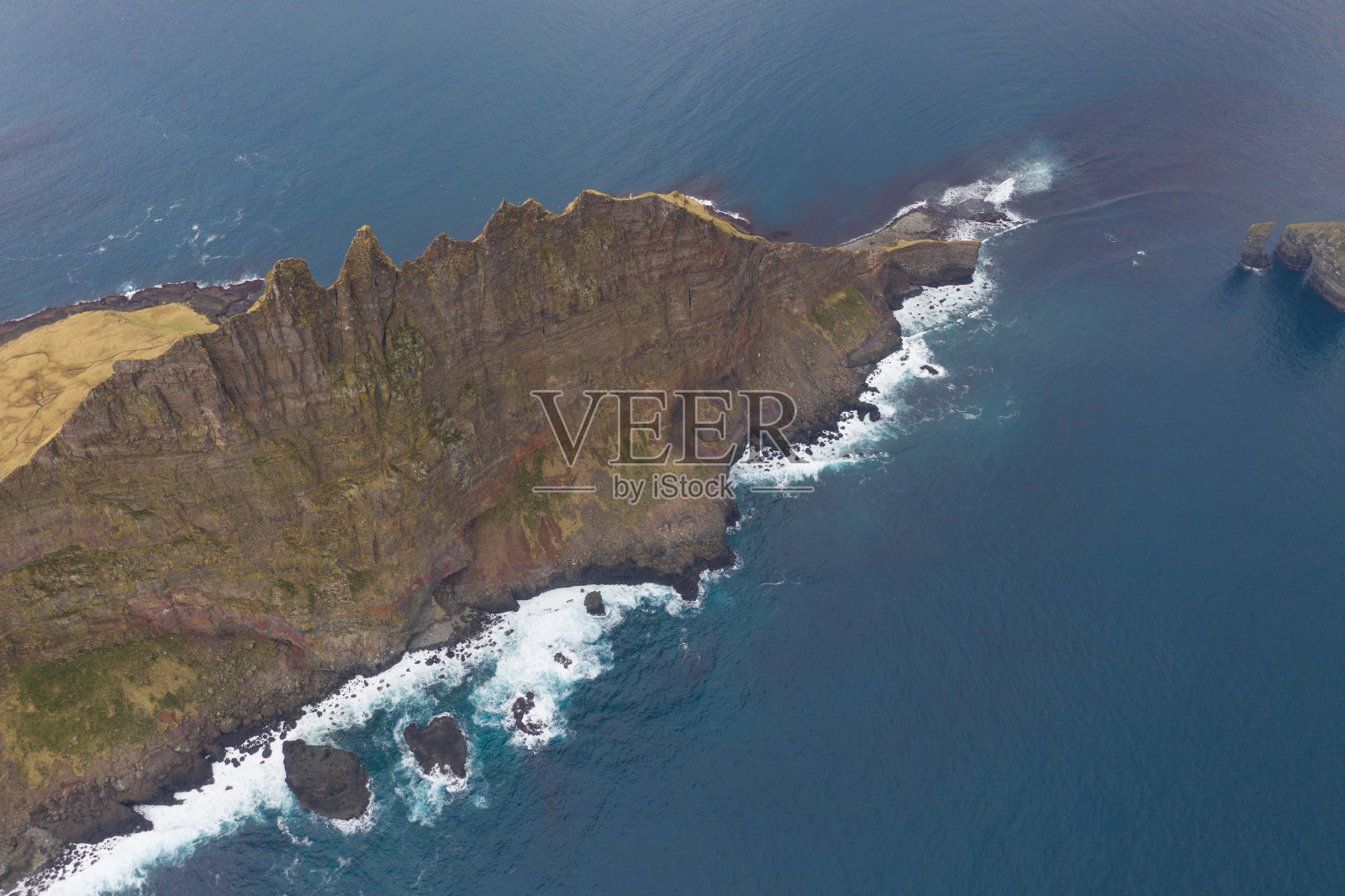 Tindhólmur法罗群岛鸟瞰图上的孤立岛屿照片摄影图片