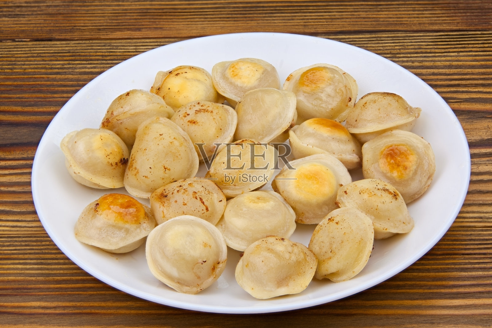 新鲜的，热腾腾的，开胃的饺子盘照片摄影图片