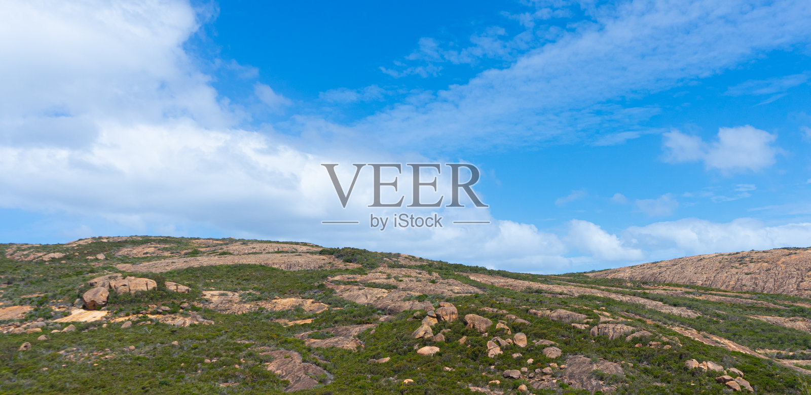 风景照片的岩石山坡和蓝天与云照片摄影图片