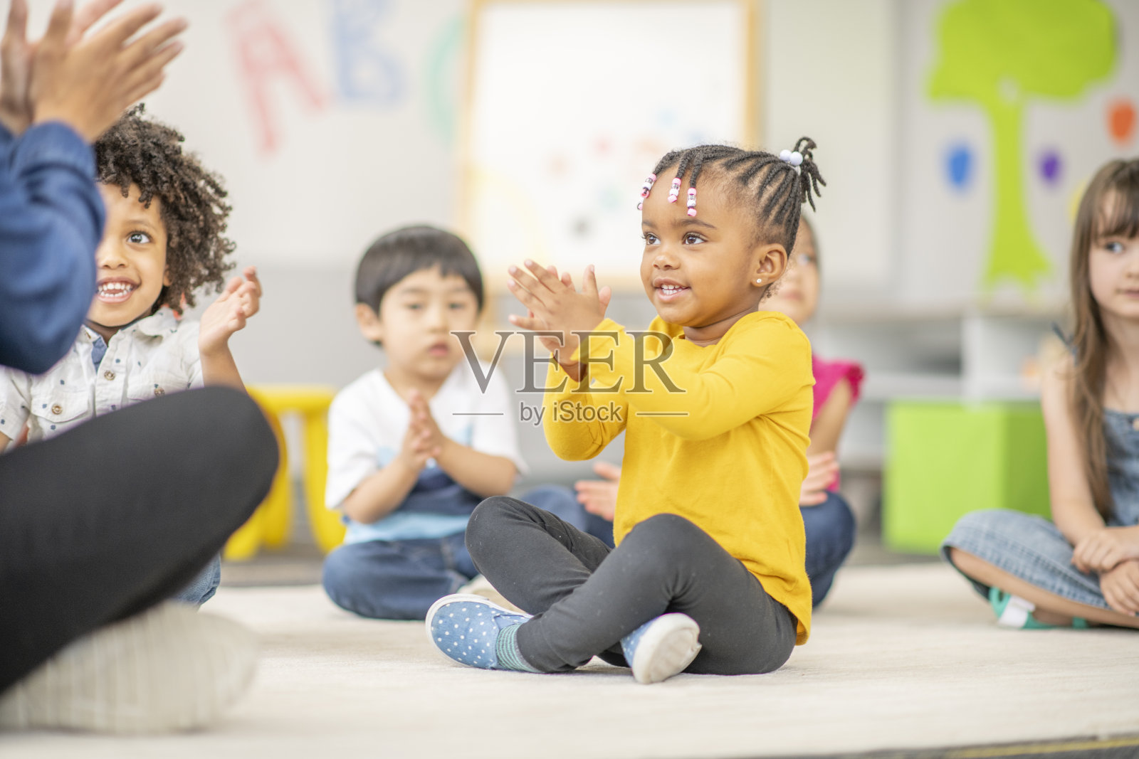 小学多民族学生群体照片摄影图片