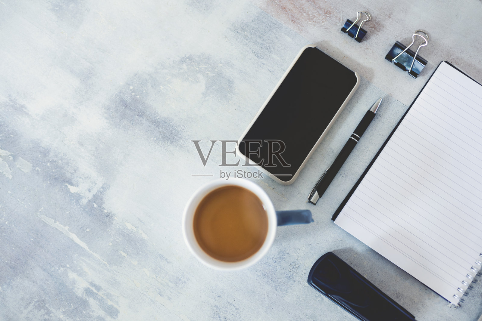 商务桌与办公用品在白色的木材背景。照片摄影图片