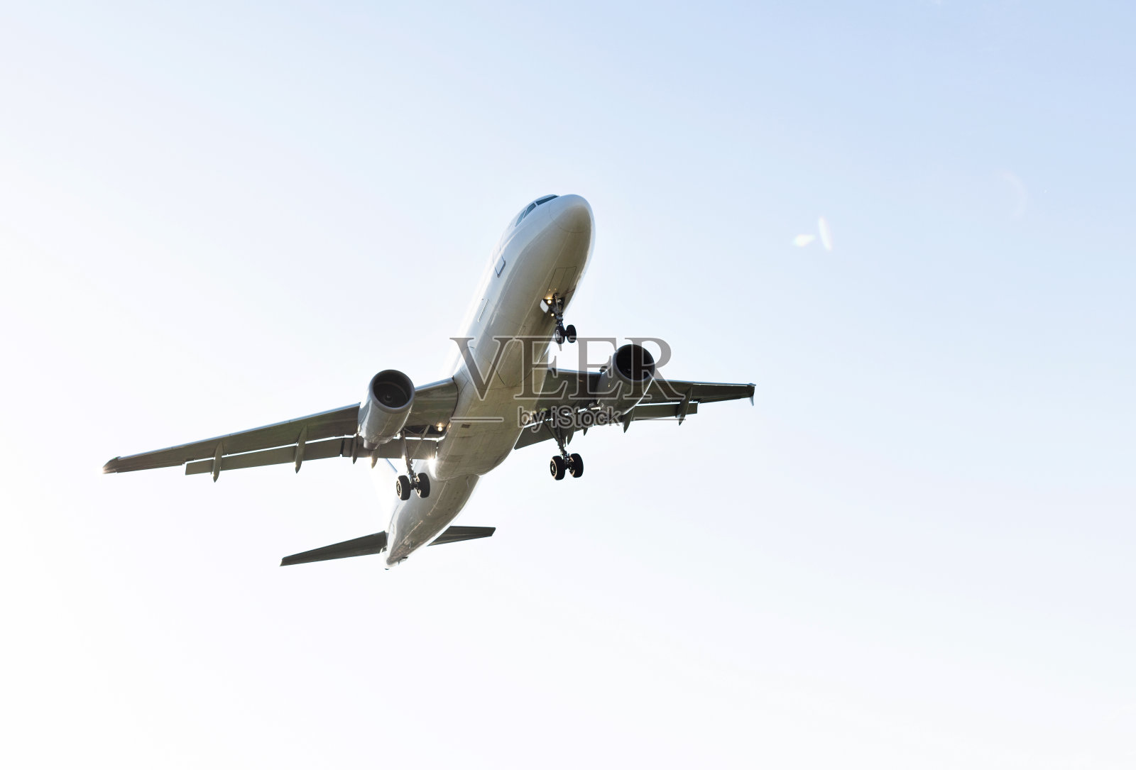 一架飞机在天空中飞行照片摄影图片