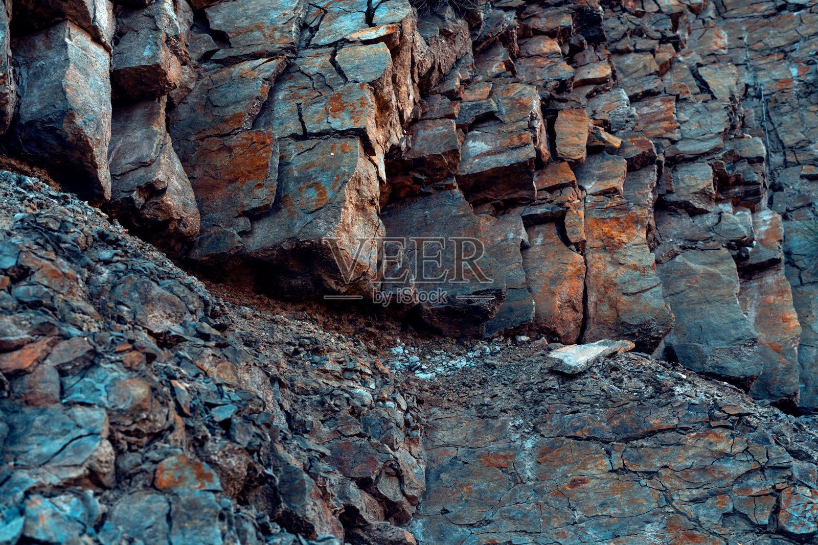 天然玄武岩的裂缝和裂缝与红色来自铁照片摄影图片