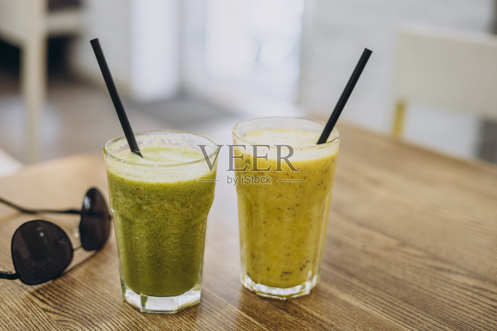 开胃的新鲜蔬菜奶昔。照片摄影图片