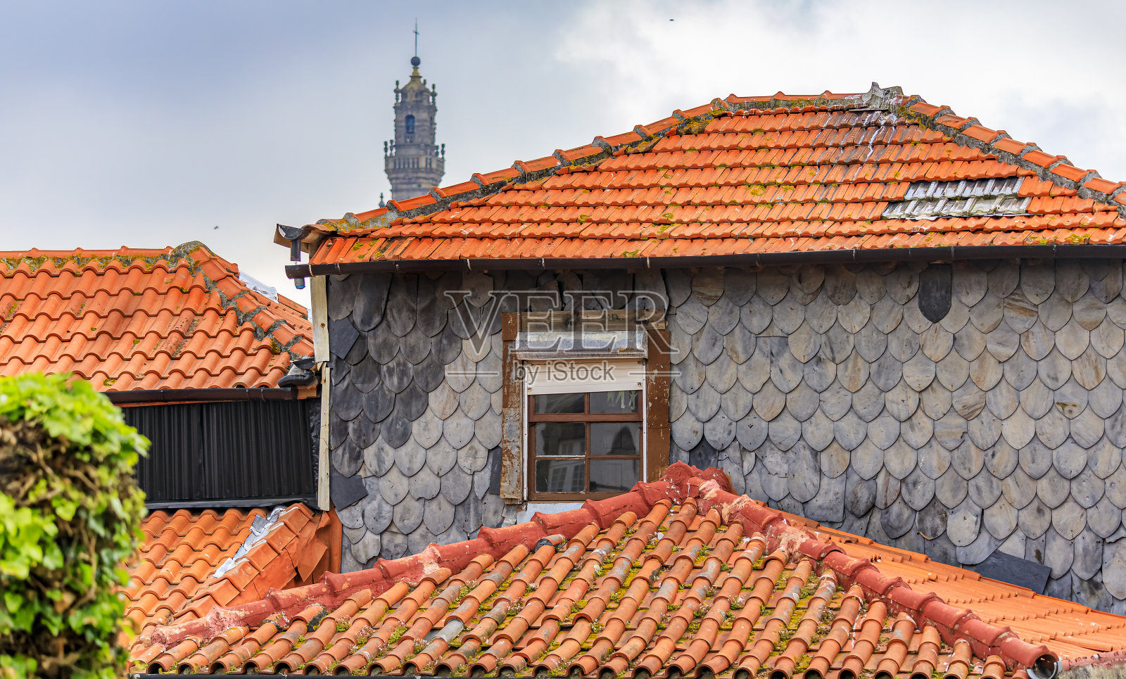 葡萄牙波尔图老城，破旧的外墙和陶瓦屋顶的葡萄牙传统房屋年久失修照片摄影图片