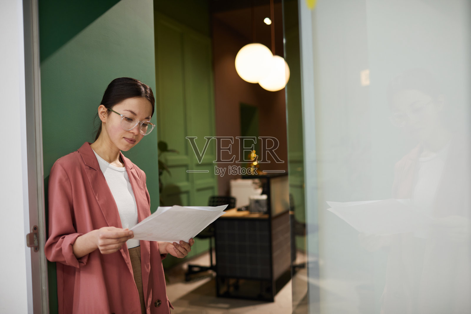 办公人员阅读文件照片摄影图片