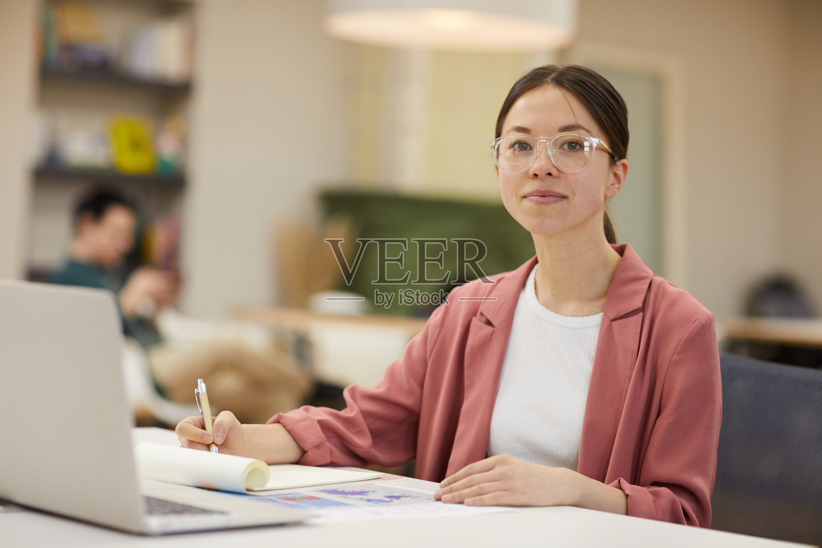 在办公室的亚洲女商人照片摄影图片