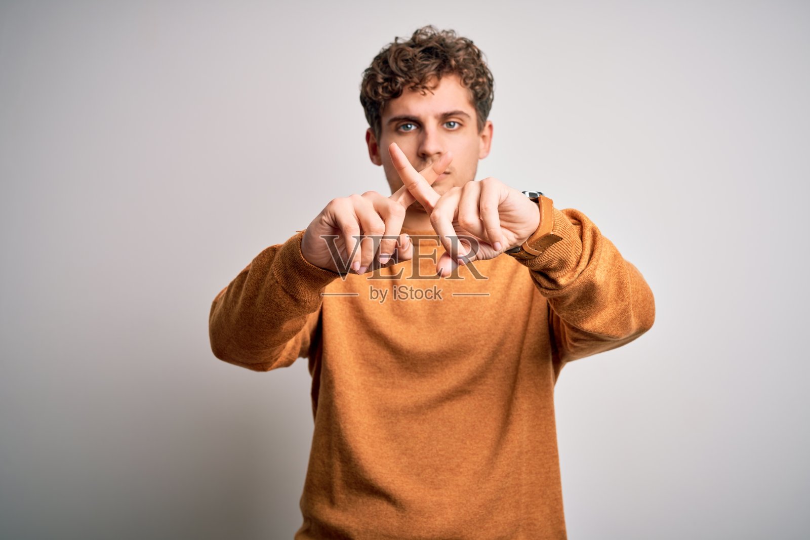 拒绝表情交叉手指做否定的手势照片摄影图片