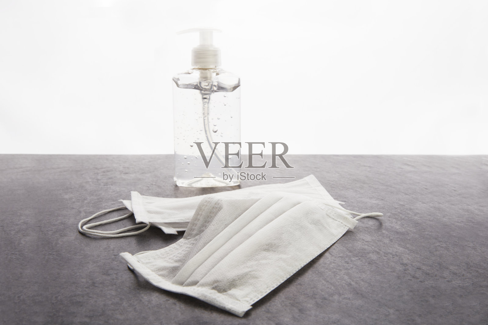 特写白色外科口罩在蓝色背景照片摄影图片