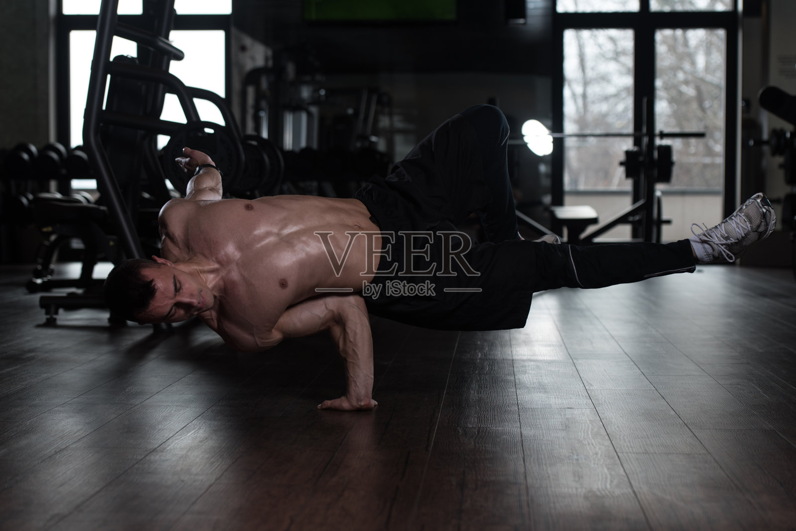 一个男人在健身房做极限倒立照片摄影图片