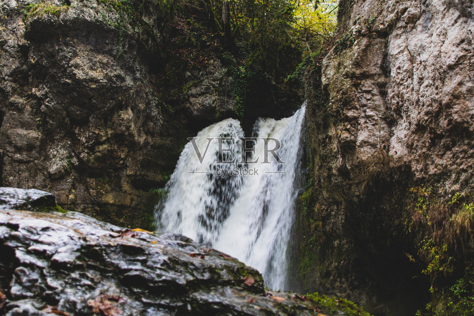 秋天的Venoge瀑布(瑞士沃州)照片摄影图片