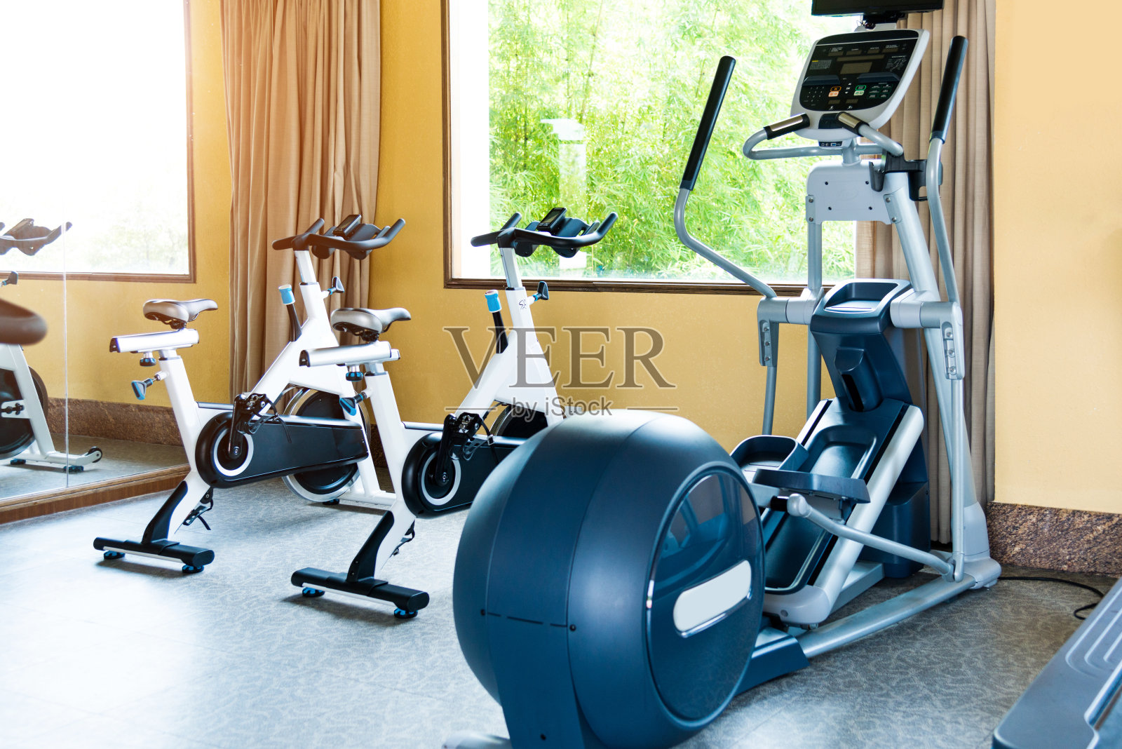 一组健身自行车在健身房照片摄影图片