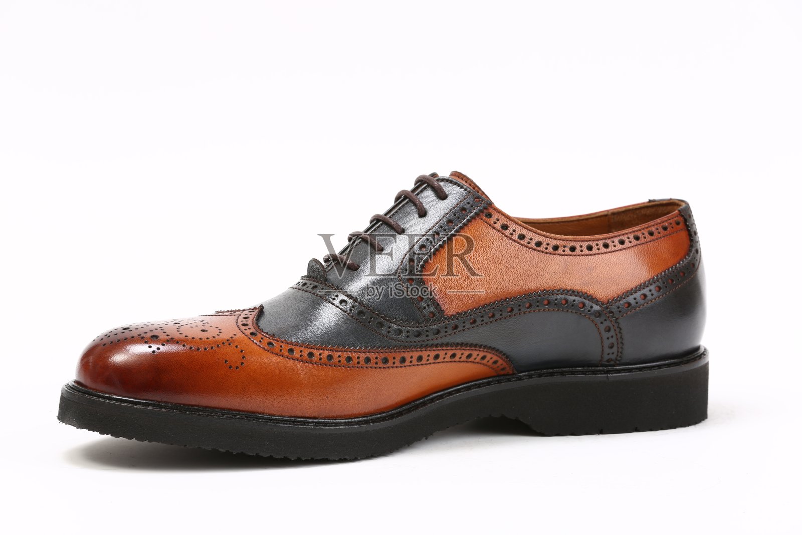 皮革新，光泽的商务鞋孤立在白色照片摄影图片