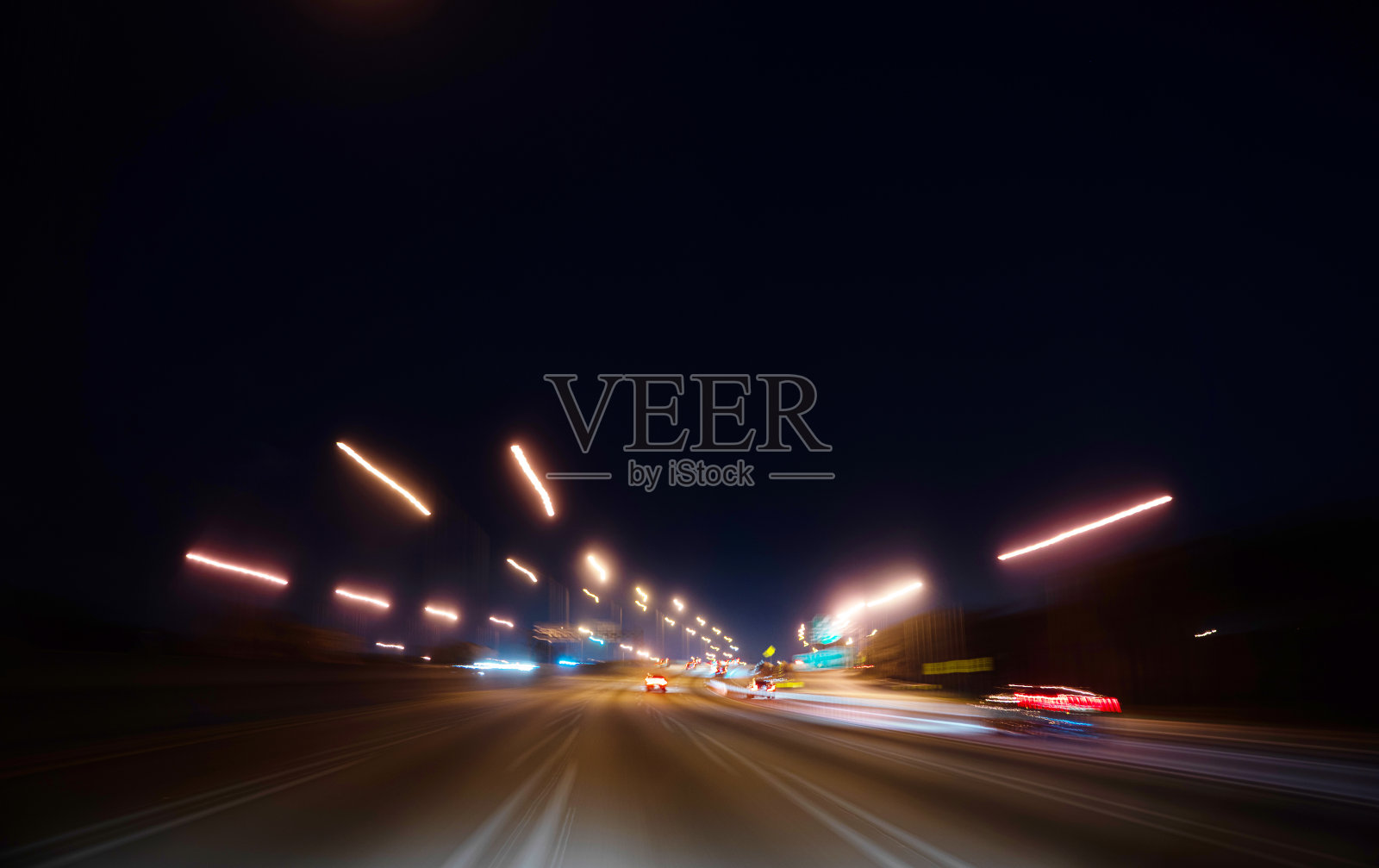 高速公路具有汽车超速的抽象光效应照片摄影图片