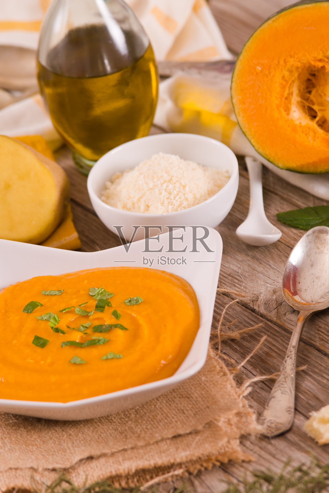 南瓜奶油汤。照片摄影图片