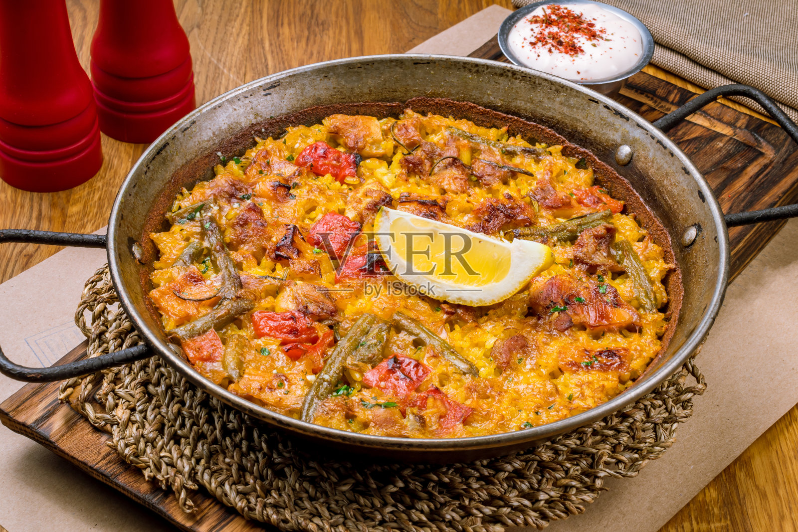 西班牙菜饭配蔬菜照片摄影图片