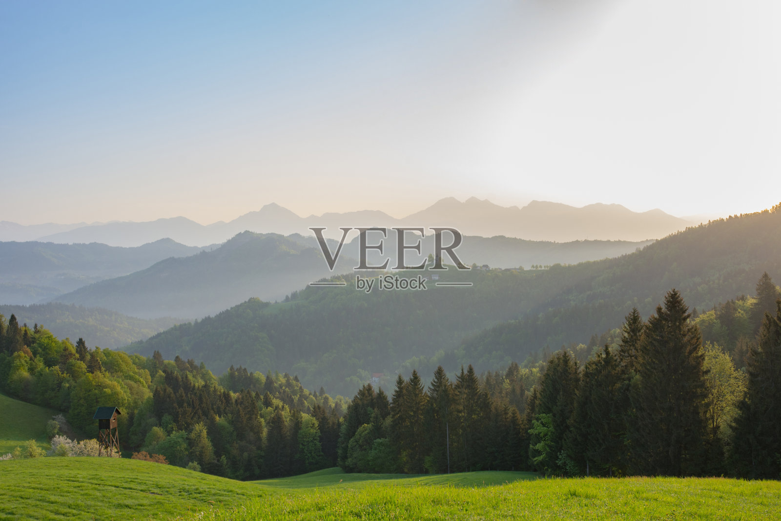 春天，日出时的斯洛文尼亚令人叹为观止的景色和朱利安阿尔卑斯山，以及山上迷人的圣托马斯小教堂。斯洛文尼亚山区美丽的薄雾清晨。照片摄影图片