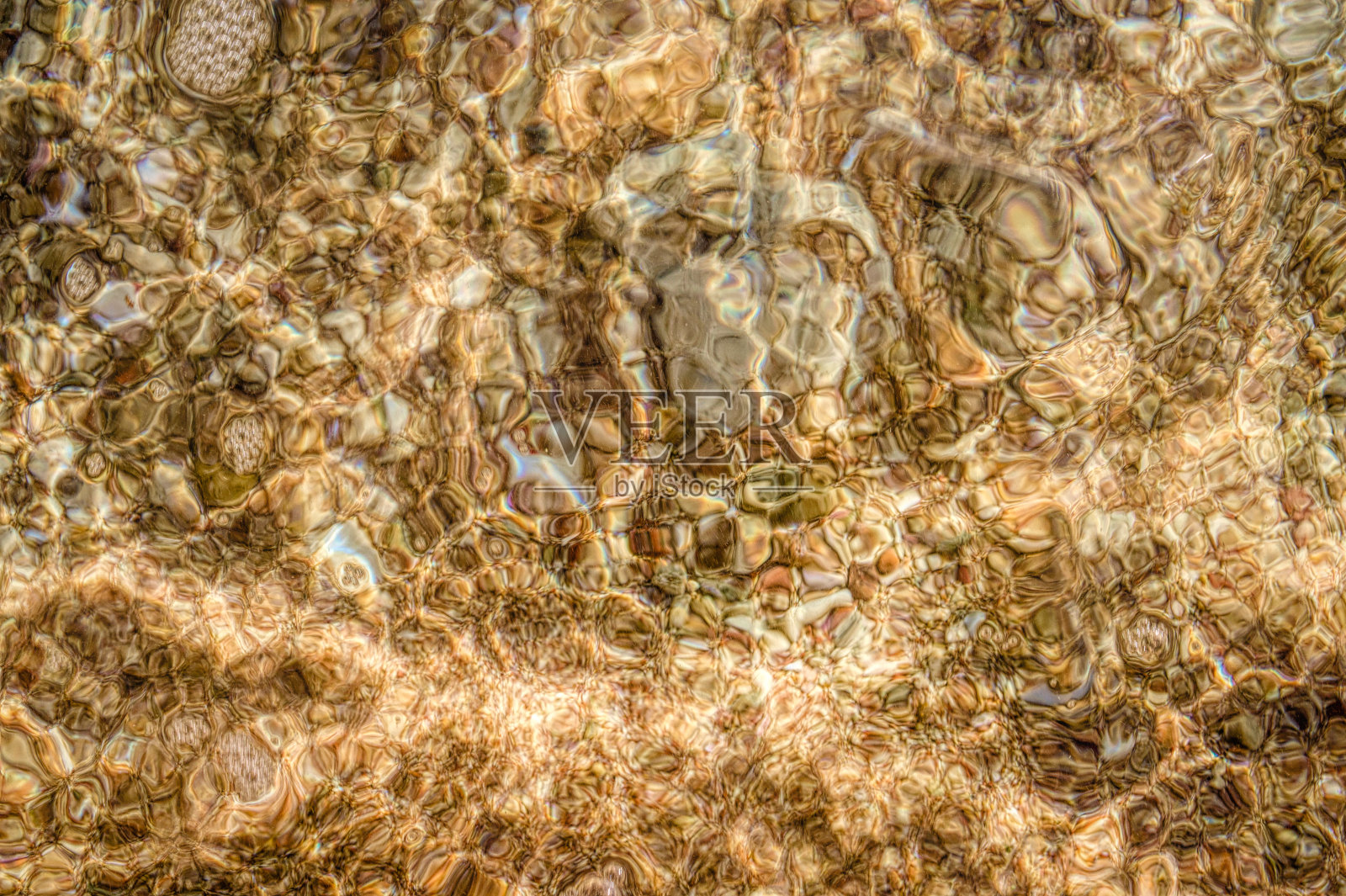 地中海沿岸的海卵石和清澈海水照片摄影图片