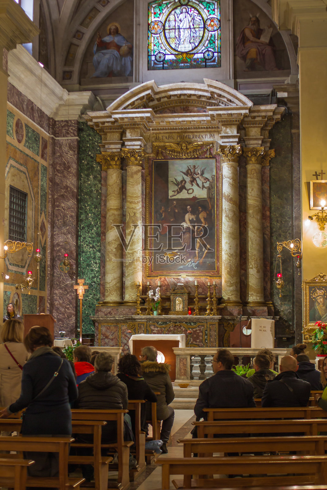 罗马,10.11.2019。罗马天主教堂的内部照片摄影图片