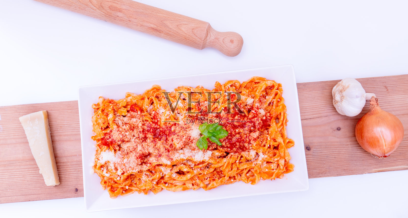 加番茄酱和磨碎的帕尔玛干酪的意大利面照片摄影图片