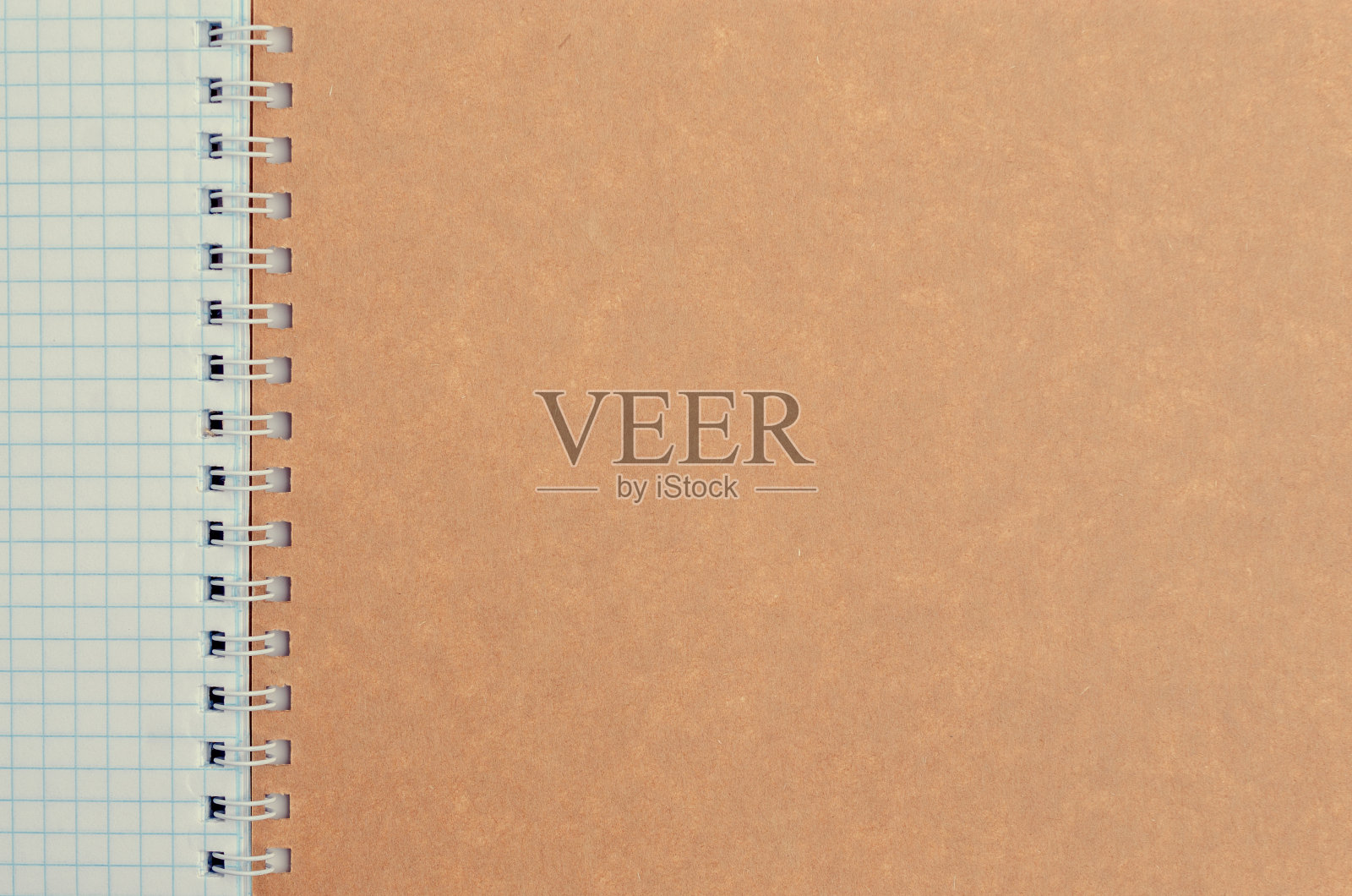 打开带有螺旋形空白页的记事本。照片摄影图片