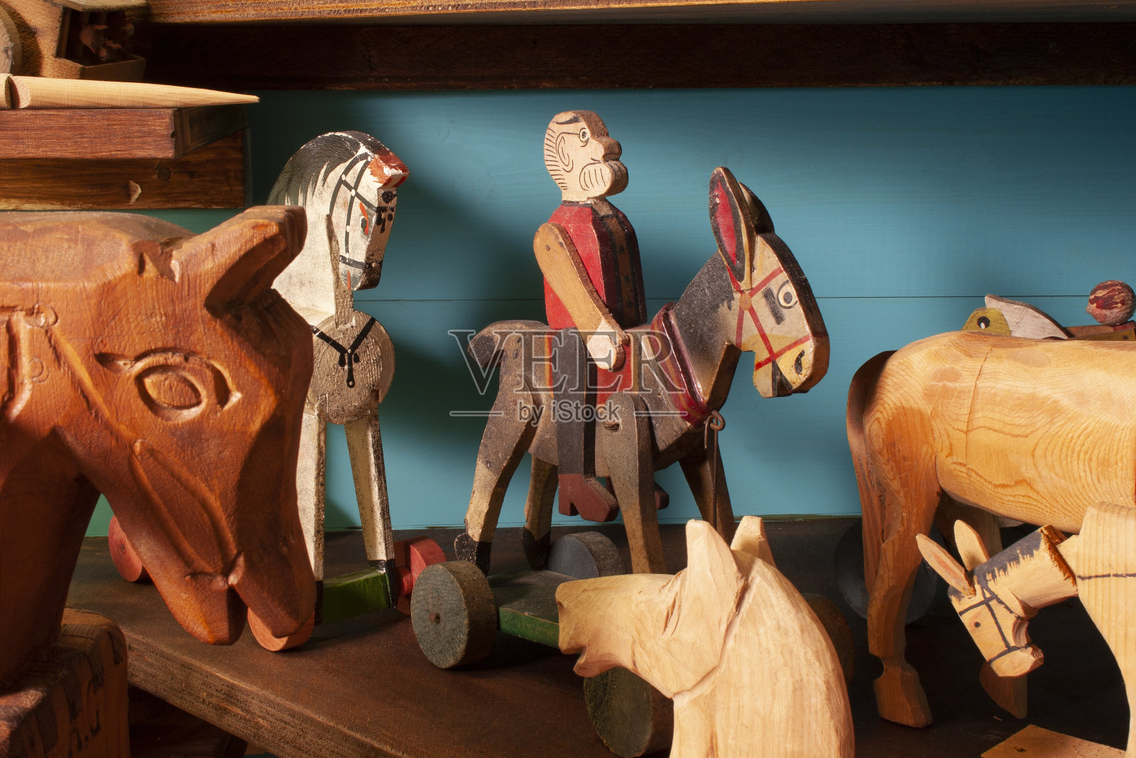 一个男人骑驴的古董木制玩具照片摄影图片