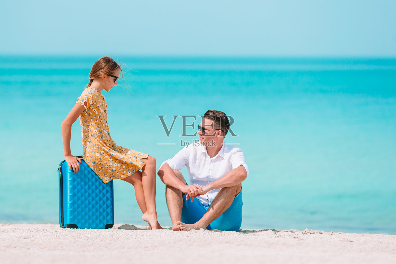 小女孩和快乐的爸爸在海滩度假玩得很开心照片摄影图片