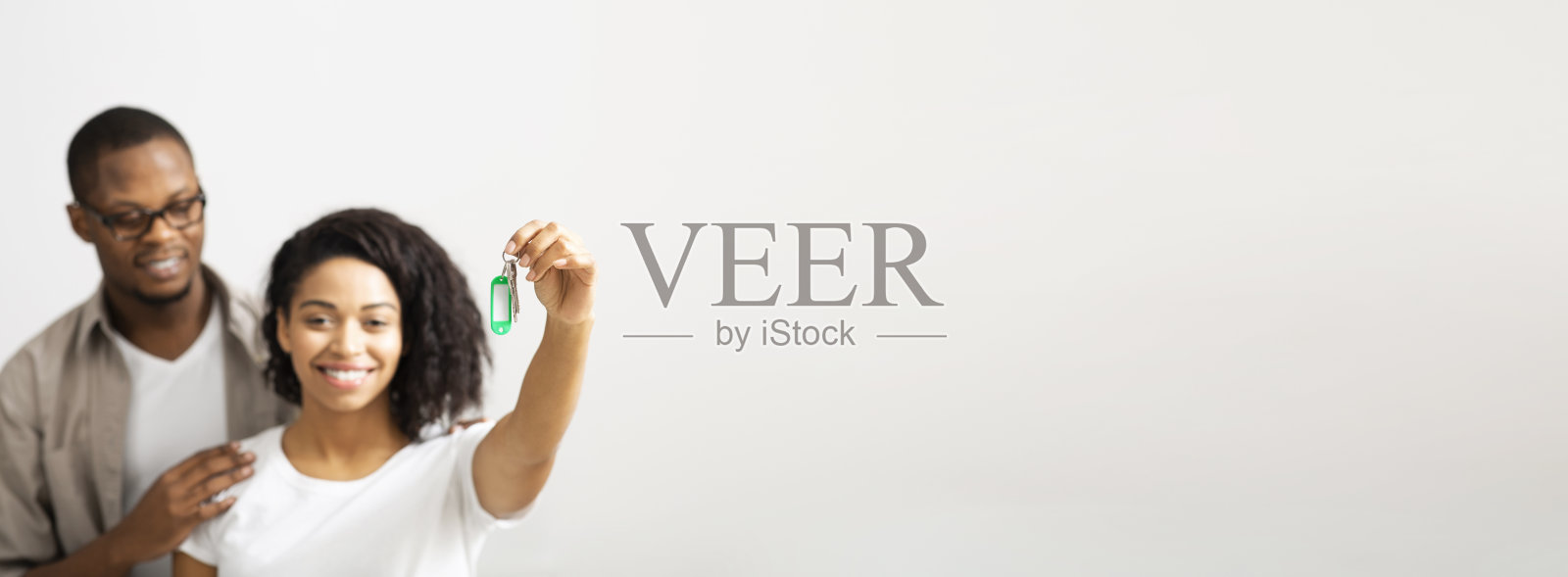 微笑的夫妇展示新家的钥匙照片摄影图片