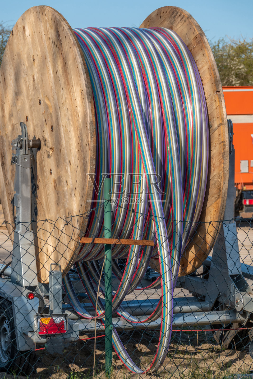 在一个地方有一个巨大的电缆鼓照片摄影图片