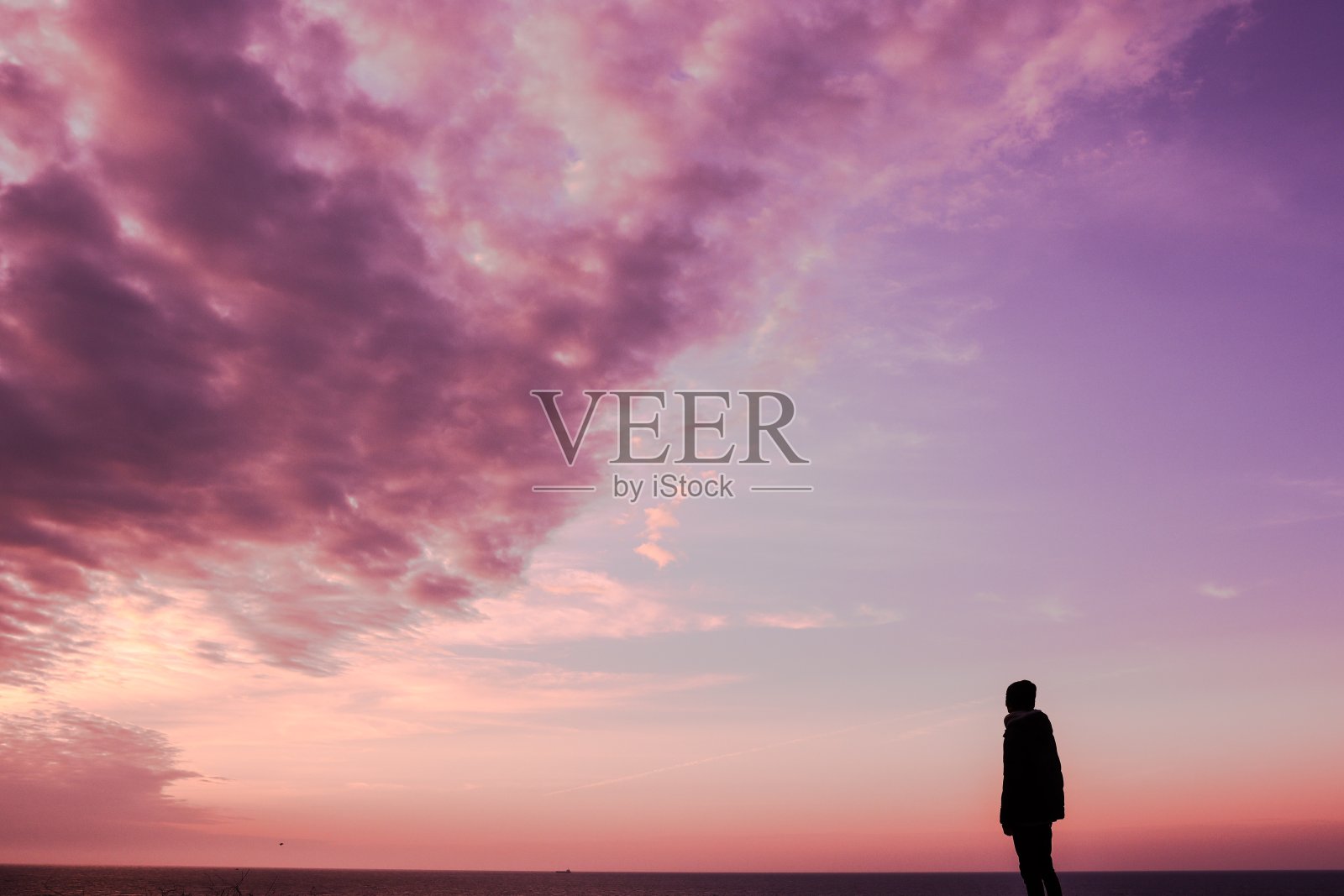 年轻人在看悬崖照片摄影图片