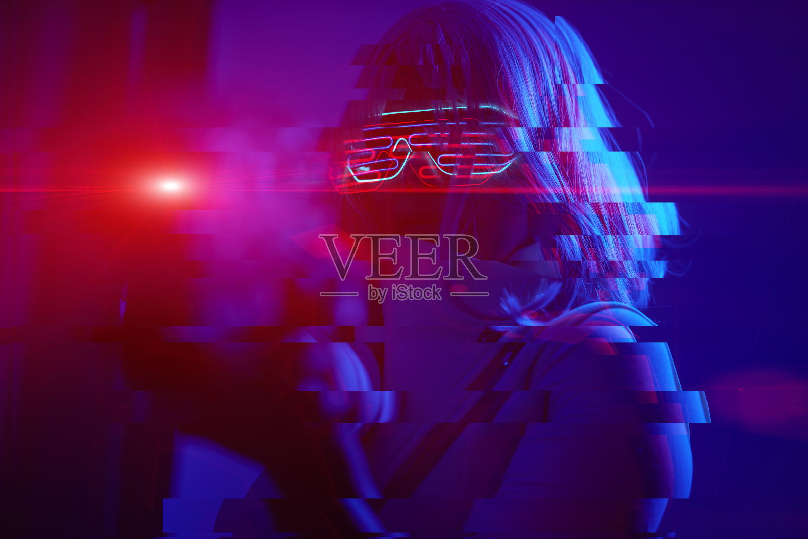 未来主义的战斗中带着爆破枪的女孩。概念虚拟现实、网络游戏。带有小故障效果的图像。照片摄影图片