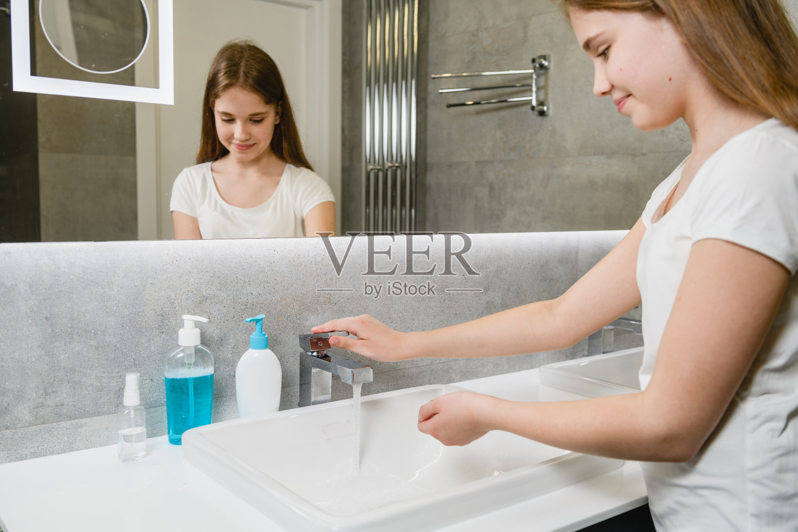 打开水龙头洗手的女孩照片摄影图片