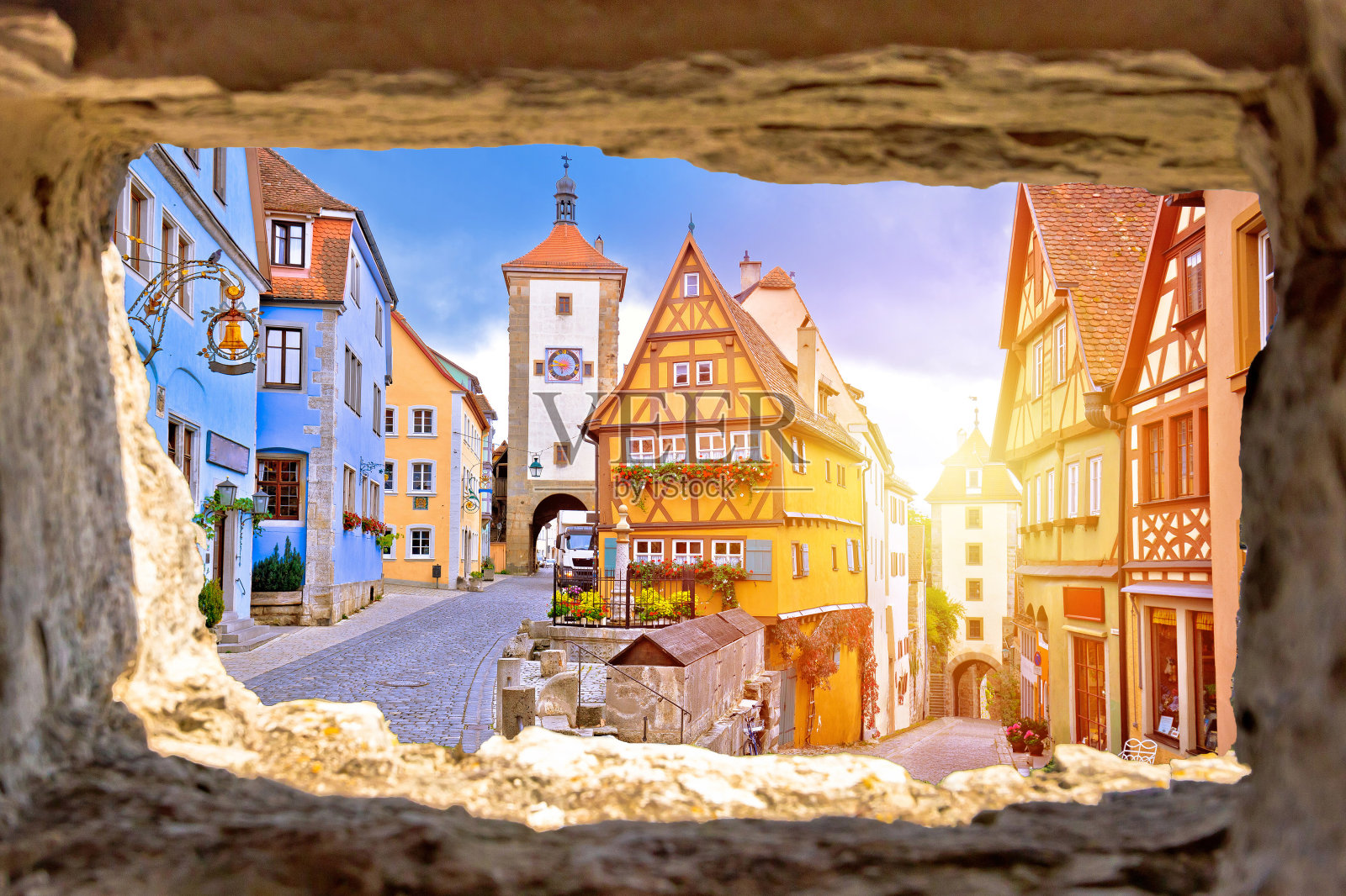 Rothenburg ob der Tauber历史小镇的鹅卵石街道和建筑，透过石头窗户可以看到照片摄影图片