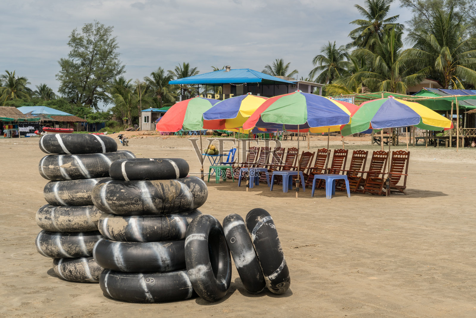 卡比亚尔瓦海滩的内胎和沙滩朗格照片摄影图片