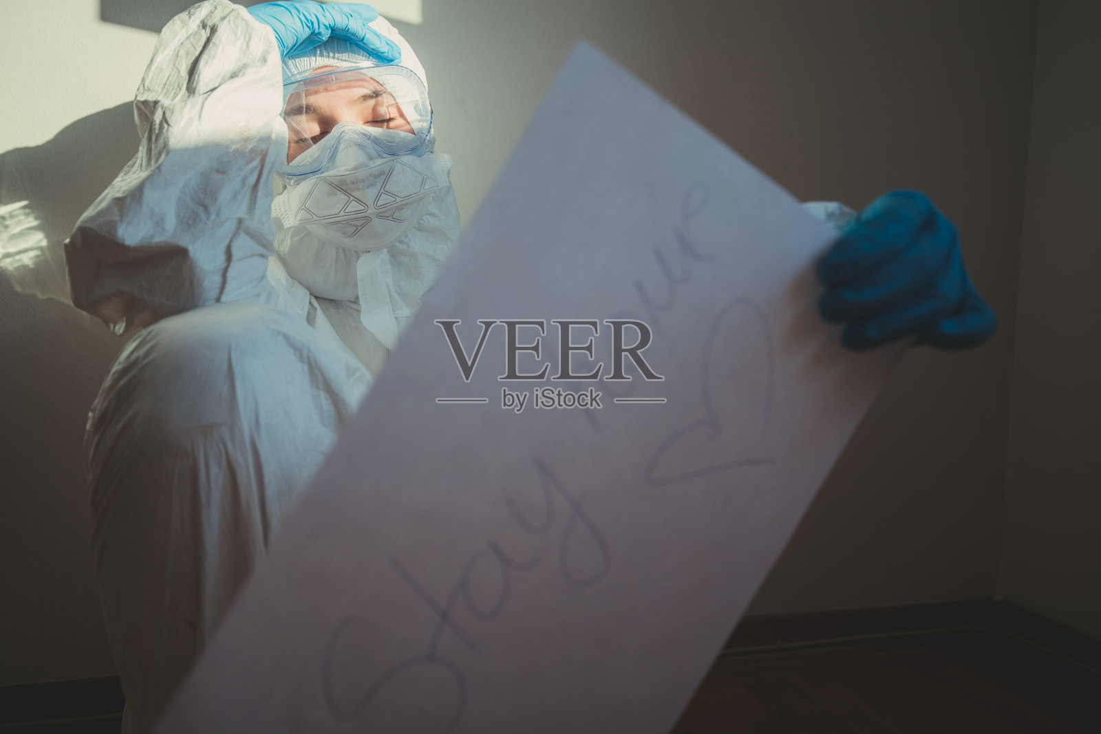 疲惫不堪的女性医护人员照片摄影图片