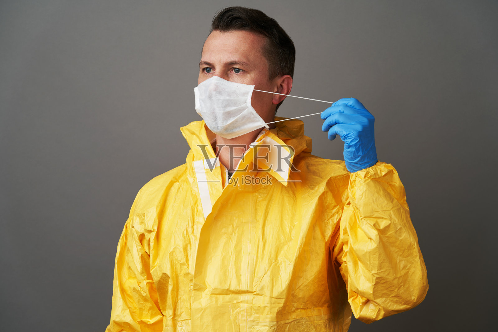 穿着防护服、医用口罩和乳胶手套的医生照片摄影图片