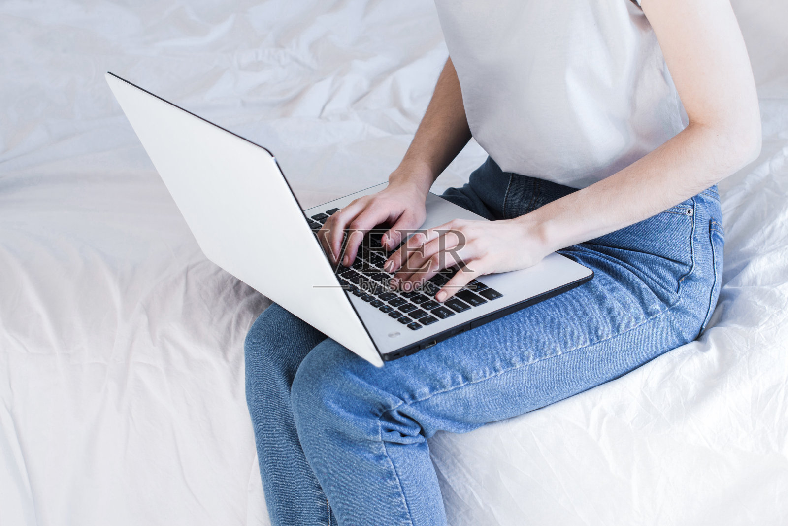 年轻女子在家里用笔记本努力工作照片摄影图片