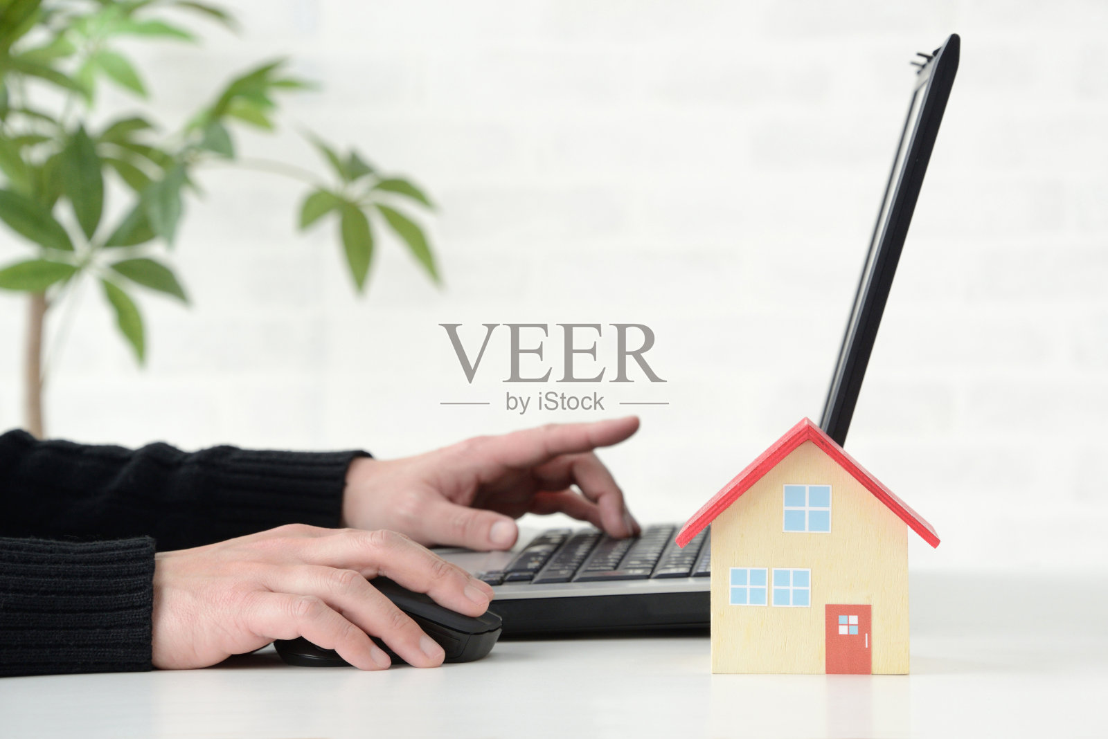 人在客厅远程工作照片摄影图片