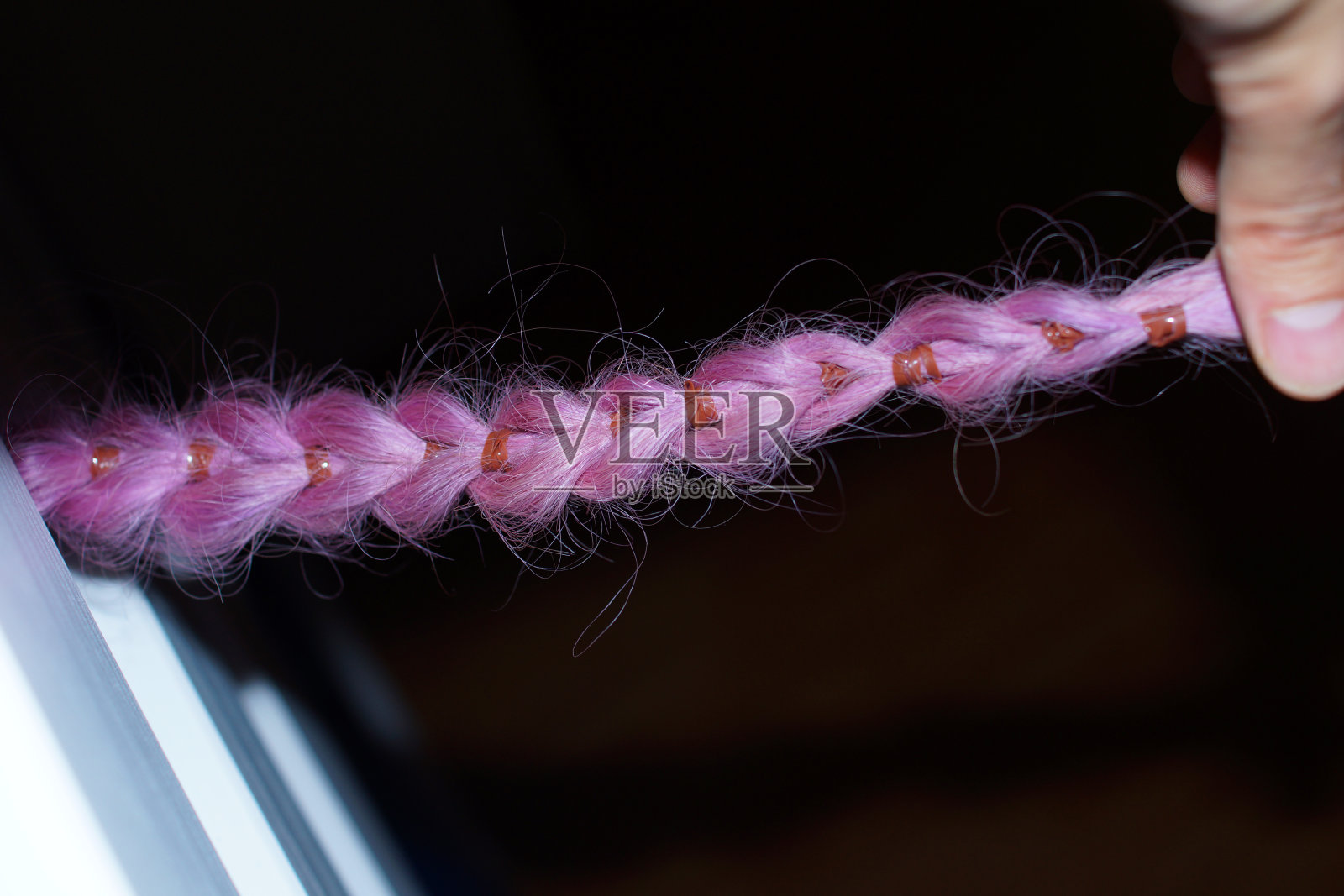 粉红色的辫子是一个女孩编的照片摄影图片